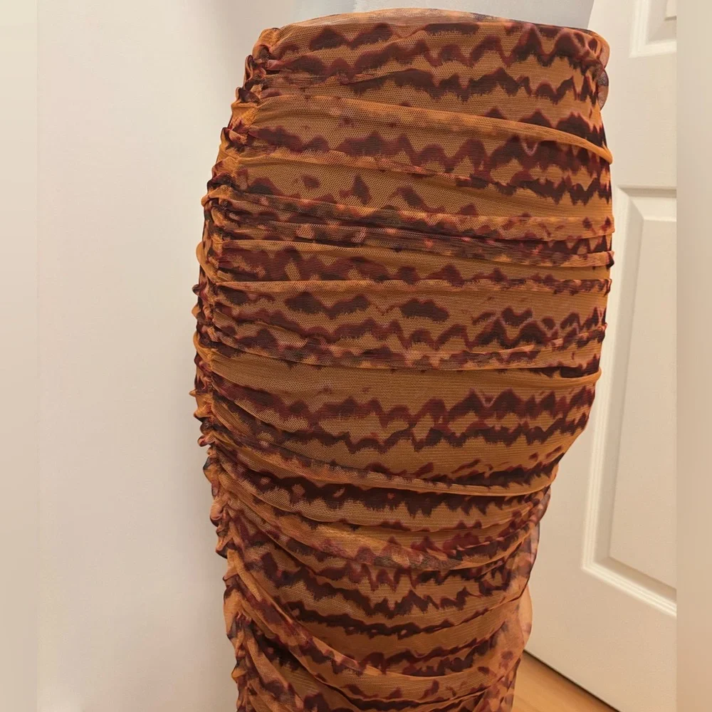 New Zara Ruched Patterned Skirt - Picture 3 of 7